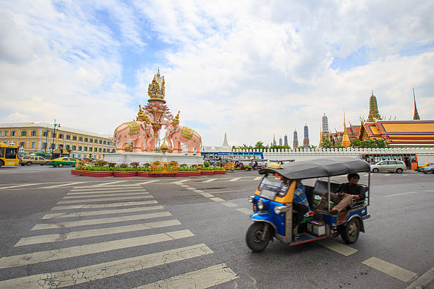 viaggio in tailandia - bangkok thailand rickshaw grand palace foto e immagini stock