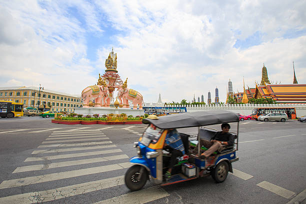таиланд путешествия - bangkok thailand rickshaw grand palace стоковые фото и изображения