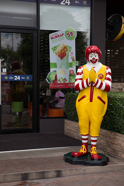 mcdonald's в таиланде - bangkok mcdonalds fast food restaurant asia стоковые фото и изображения