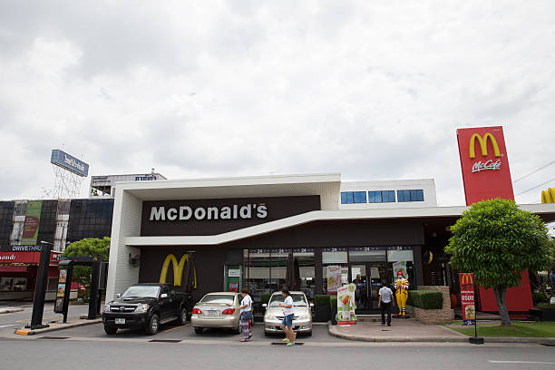 mcdonald's фастфуд - bangkok mcdonalds fast food restaurant asia стоковые фото и изображения