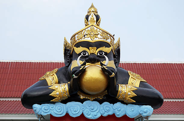 estatua rahu templo de tailandia. watsaman. rattanaram chachoengsao - demon statue ancient architecture fotografías e imágenes de stock