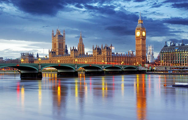 el big ben y el parlamento en londres - parliament building fotografías e imágenes de stock