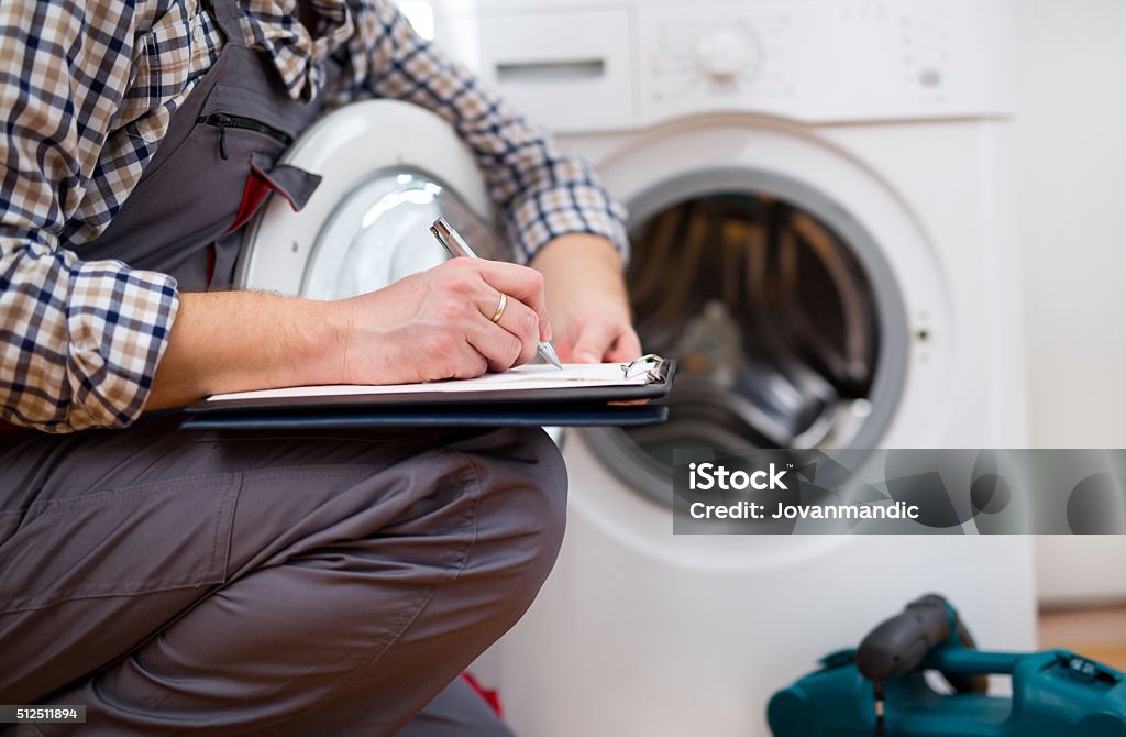 Ist Handwerker Reparatur einer Waschmaschine. Eingabe Fehlfunktion - Lizenzfrei Haushaltsmaschine Stock-Foto