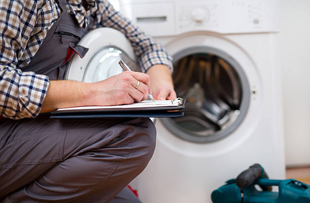 konserwator jest naprawa do pralki. wprowadzenie nieprawidłowego działania - repairing appliance clothes washer repairman zdjęcia i obrazy z banku zdjęć