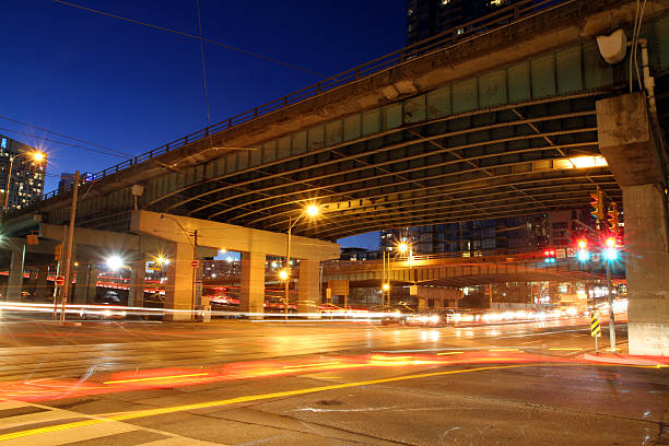 istock Cross Town Traffic 512512258