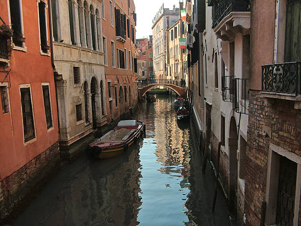 istock Canal in Venezia, Italy 512512394