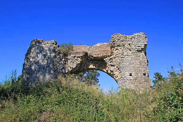 antigo aqueduto romano, gard, frança. - aqueduct languedoc rousillon ancient rome stability imagens e fotografias de stock