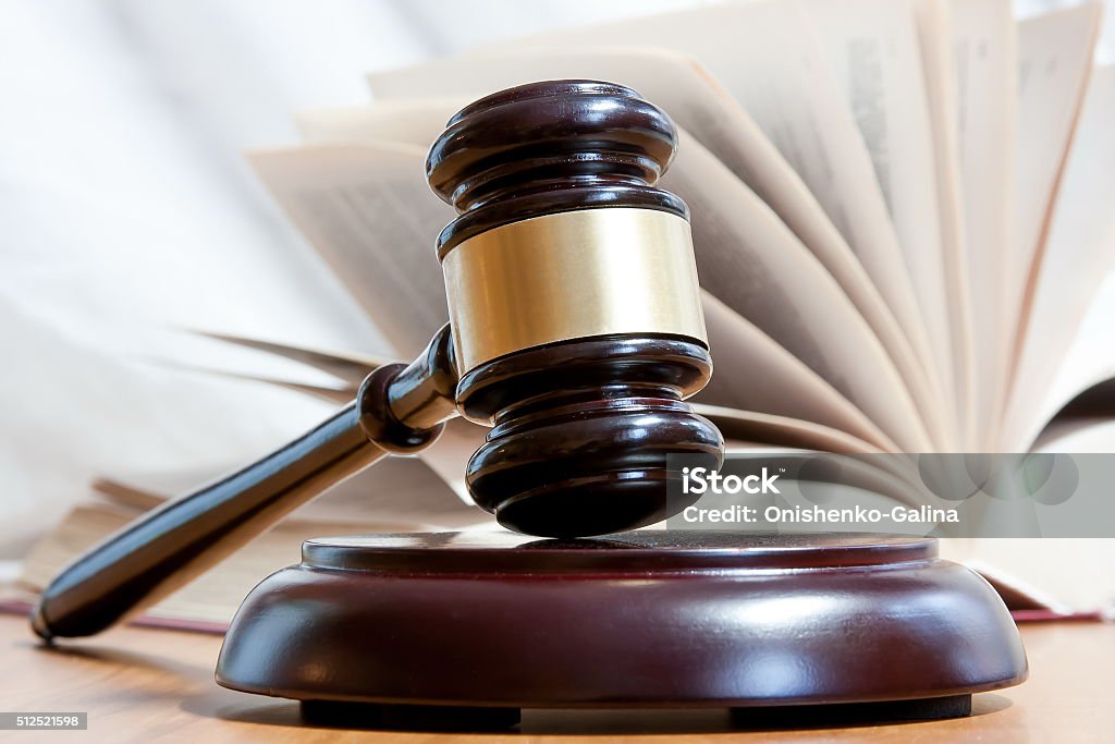 Palu yudisial dan buku - Bebas Royalti Attack - Sporting Position Foto Stok Palu yudisial dan buku - Bebas Royalti Attack - Sporting Position Foto Stok