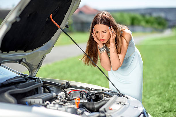 mulher espera para obter assistência perto de seu carro quebrado para baixo - roadside emergency imagens e fotografias de stock