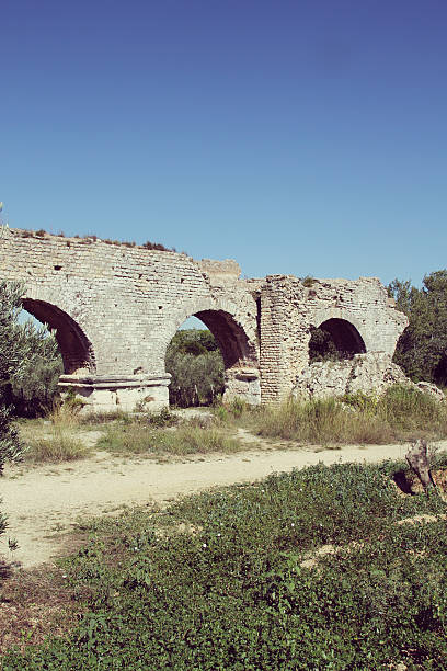 antigo aqueduto romano, gard, frança. - aqueduct languedoc rousillon ancient rome stability imagens e fotografias de stock