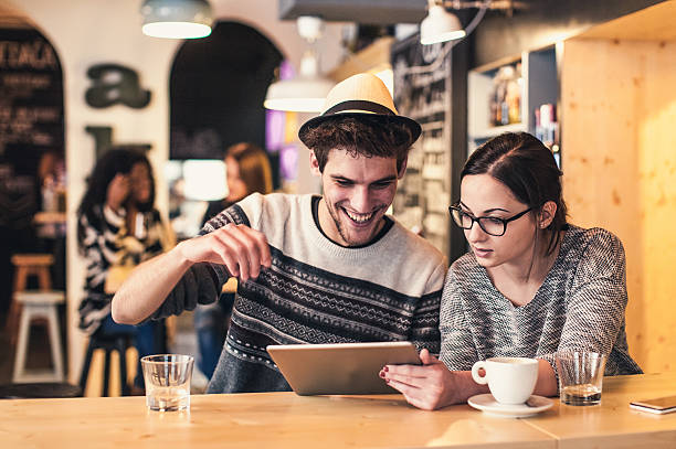 istock Young couple having fun at the coffee shop 512537194