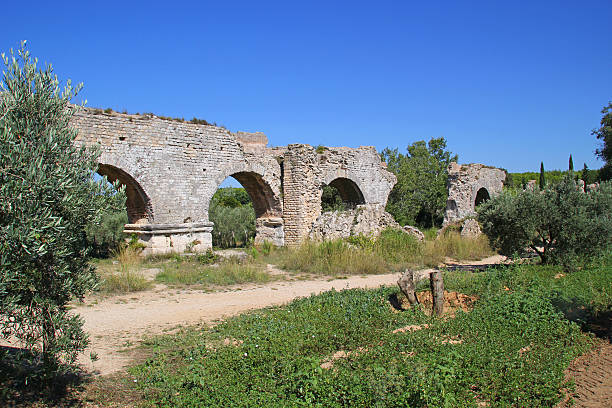 antigo aqueduto romano, gard, frança. - aqueduct languedoc rousillon ancient rome stability imagens e fotografias de stock
