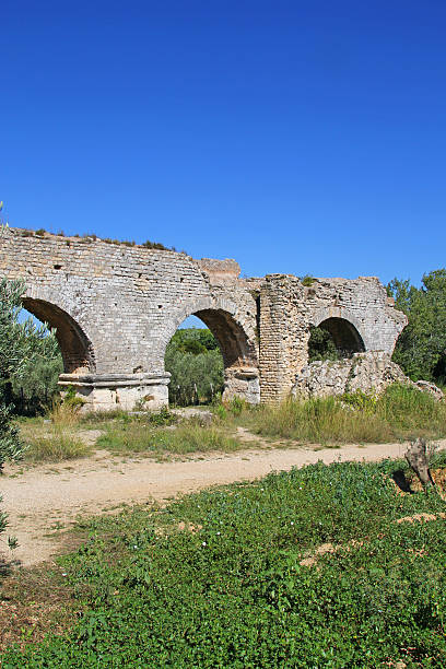 antigo aqueduto romano, gard, frança. - aqueduct languedoc rousillon ancient rome stability imagens e fotografias de stock