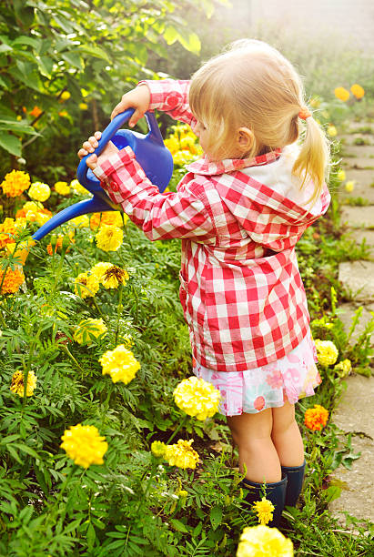 Dziewczynka Ogrodnictwo w ciepłej jesieni. – zdjęcie