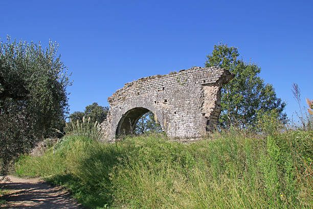 antigo aqueduto romano, gard, frança. - aqueduct languedoc rousillon ancient rome stability imagens e fotografias de stock