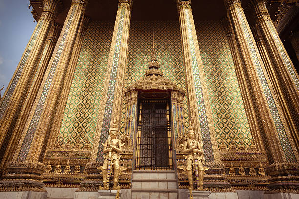 phra mondop gates - garuda bangkok thailand gold photos et images de collection