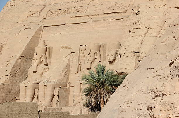 o templo de ramesses ii.  abu simbel, egito. - lake nasser - fotografias e filmes do acervo