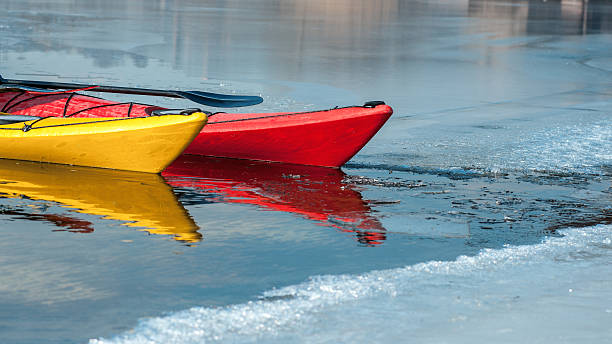 каяки на реке льда, с «лодочкой» - rowboat river lake nautical vessel стоковые фото и изображения