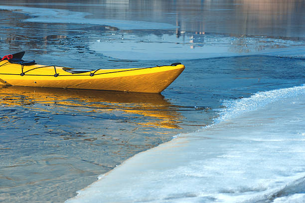 каяк на побережье, каякинг спорт - rowboat river lake nautical vessel стоковые фото и изображения