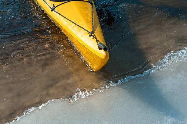 каяк на побережье, каякинг спорт - kayaking kayak river lake стоковые фото и изображения