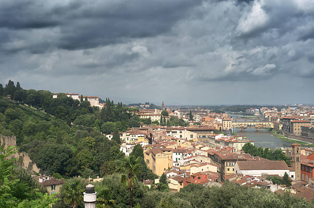 firenze con spettacolari nuvole - dramatic sky duomo santa maria del fiore piazzale michelangelo florence italy foto e immagini stock