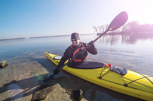 человек в солнцезащитные очки на каяке - kayaking kayak river lake стоковые фото и изображения