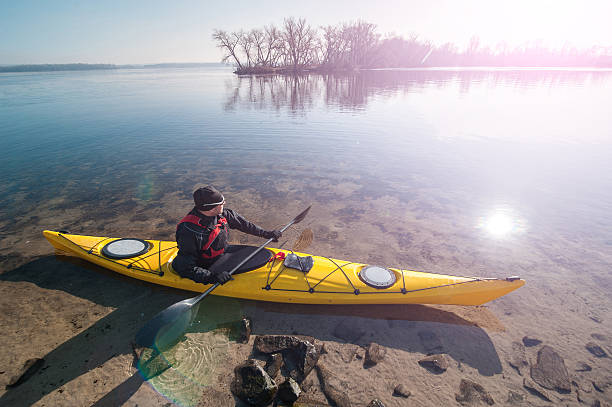 человек в солнцезащитные очки на каяке - kayaking kayak river lake стоковые фото и изображения