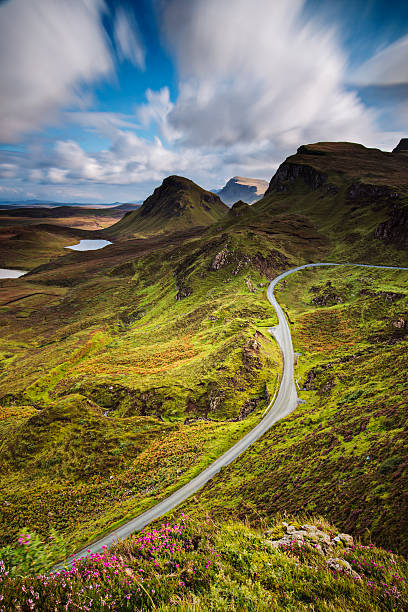 route dans les montagnes quiraing - quiraing needle photos et images de collection