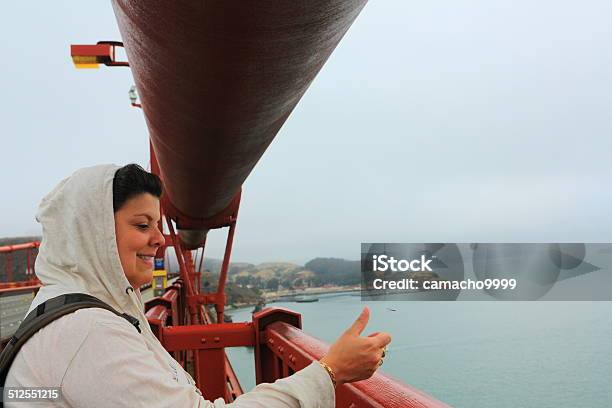 Tossing Turísticas De Un Deseo Moneda Del Puente Golden Gate Foto de stock y más banco de imágenes de Adulto