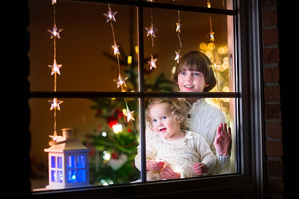 istock Kids at window on Christmas eve 512551595