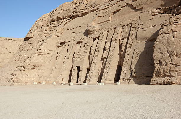 le petit temple de nefertari.  abou simbel, en égypte. - lake nasser photos et images de collection