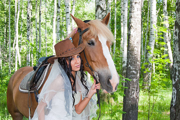 femme en robe de fiancée à côté d'un cheval - adult beautiful wedding bride photos et images de collection