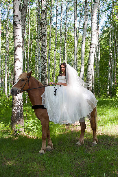 femme en robe de fiancée sur un cheval - adult beautiful wedding bride photos et images de collection