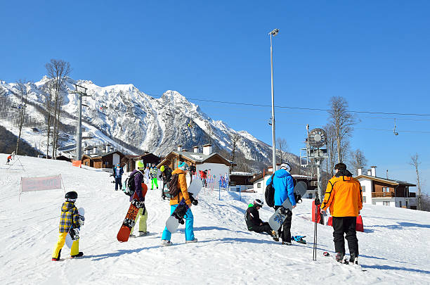 sochi, persone sci e snowboard sulla resort sciistico di rosa khutor - snowbord foto e immagini stock