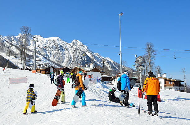 sochi, pessoas esqui e snowboard na estância de esqui rosa khutor - snowbord imagens e fotografias de stock