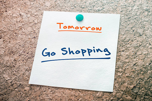 istock Go Shopping Reminder For Tomorrow Pinned On Cork Board 512556300