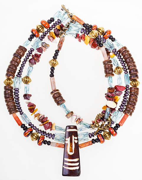アフリカの宝石とネックレスでココナッツ - animal bone stone necklace bead ストックフォトと画像