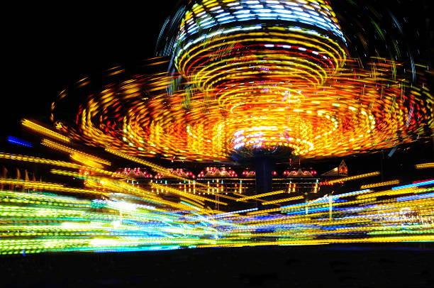 parc d'attractions colorées - blurred motion amusement park spinning lighting equipment photos et images de collection