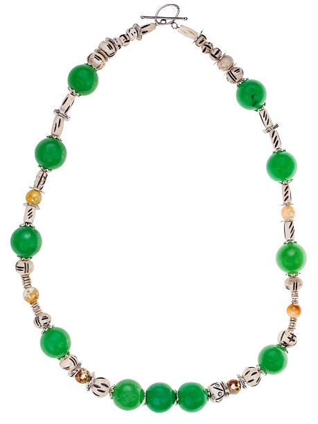 緑のネックレスで自然な輝きのジェムストーン絶縁 - animal bone stone necklace bead ストックフォトと画像