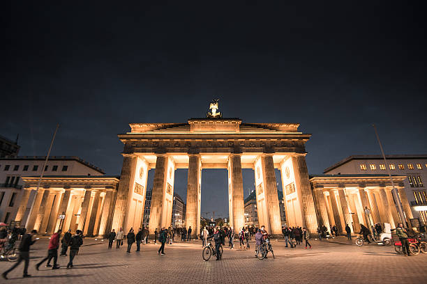 brandeburg tor em berlim - berlin germany brandenburg gate night germany imagens e fotografias de stock