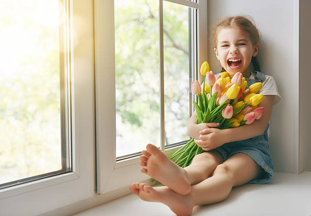 dziewczyna siedzi na okno - child little girls single flower flower zdjęcia i obrazy z banku zdjęć