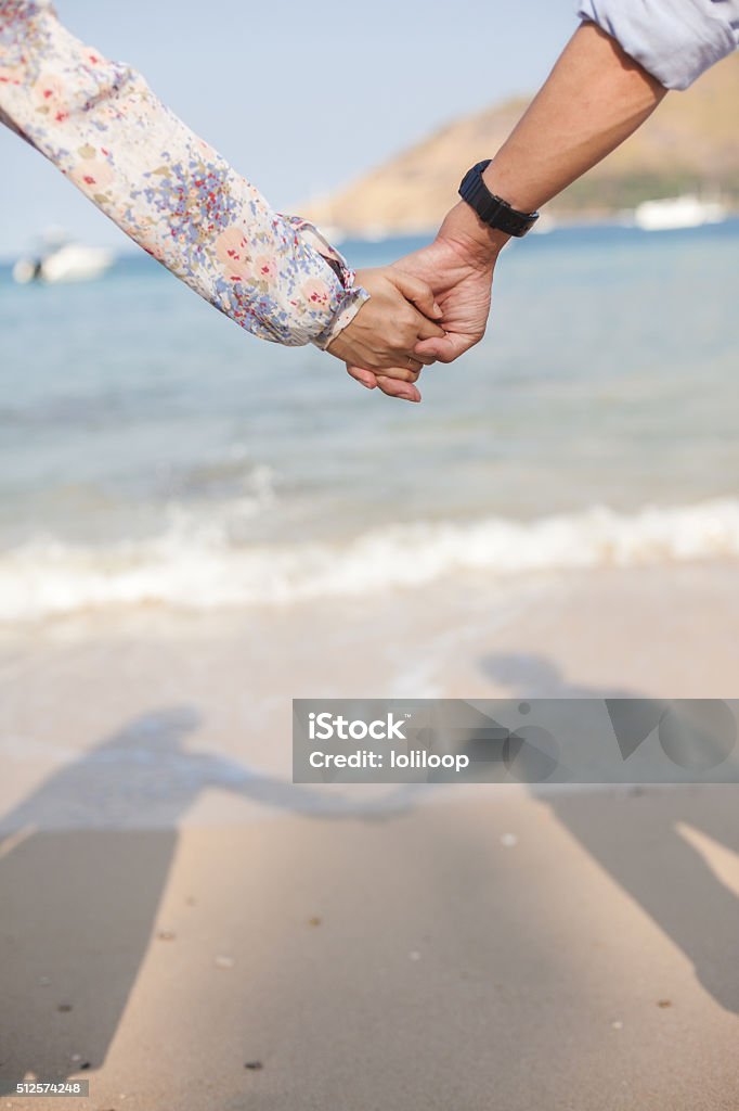 Cặp đôi bãi biển: Một bức ảnh đẹp như mơ với ánh nắng vàng óng cùng khung cảnh bãi biển tuyệt đẹp. Đây là một trong những hình ảnh tuyệt vời để cảm nhận tình yêu thương của một cặp tuyệt vời trên con đường đầy hoài niệm.