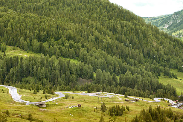 山の風景 - country road fence road dolomites ストックフォトと画像