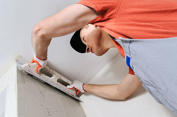 istock The worker puts the stucco on the wall 512574926