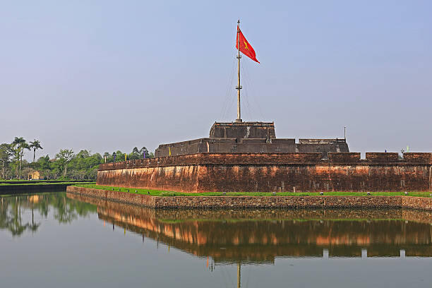istock Vietnam Flag on a lake 512575008