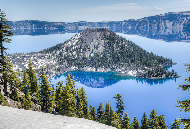 ilha wizard de parque nacional do lago de crater, oregon - wizards of the coast imagens e fotografias de stock