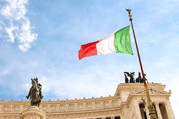flagge am denkmal für victor emmanuel ii.  rom, italien - travel outdoors tourist venice italy stock-fotos und bilder