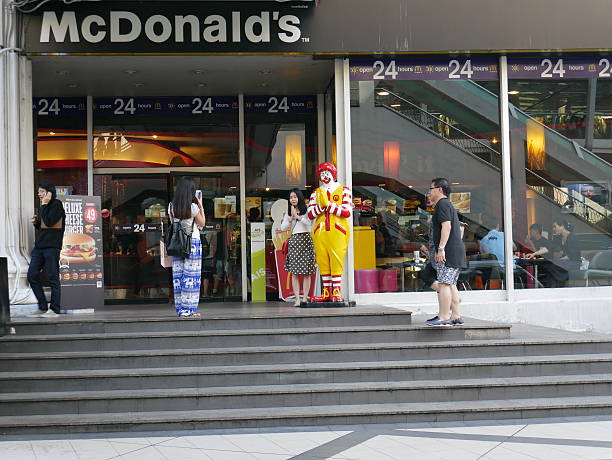 mcdonald's restaurant à bangkok - bangkok mcdonalds fast food restaurant asia photos et images de collection