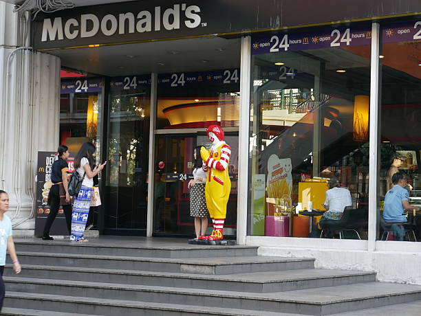mcdonald's restaurant à bangkok - bangkok mcdonalds fast food restaurant asia photos et images de collection