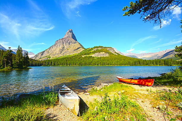 parque nacional do glaciar, lago swiftcurrent - mount grinnel imagens e fotografias de stock